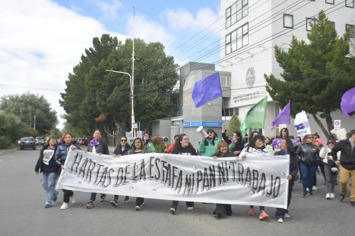 Mujeres y diversidades marcharon por el 8M, “hartas de la estafa”, frente a la Legislatura y el Gobierno de Santa Cruz