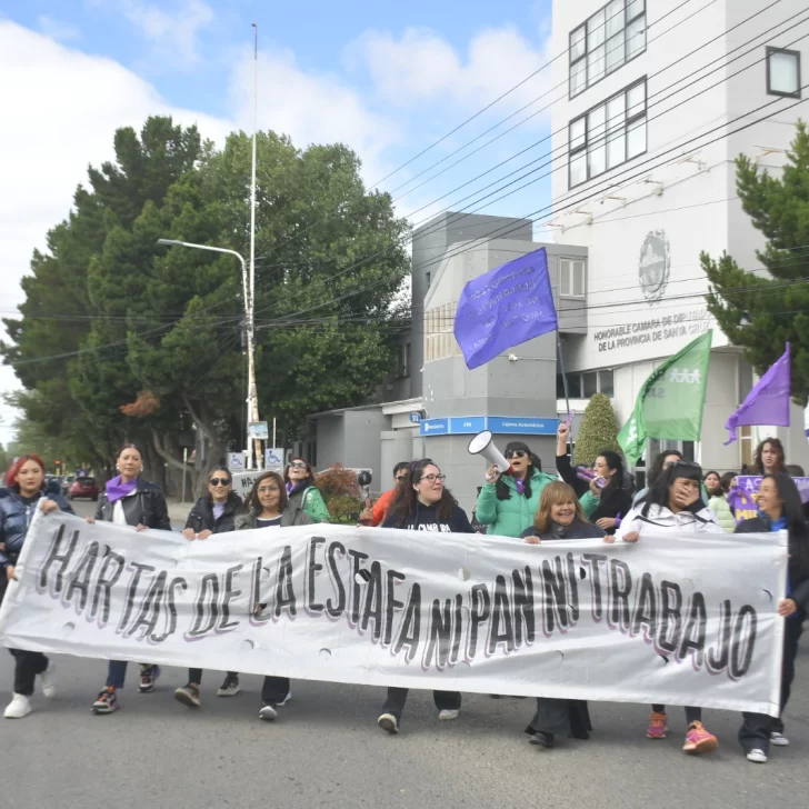 Mujeres y diversidades marcharon por el 8M, “hartas de la estafa”, frente a la Legislatura y el Gobierno de Santa Cruz