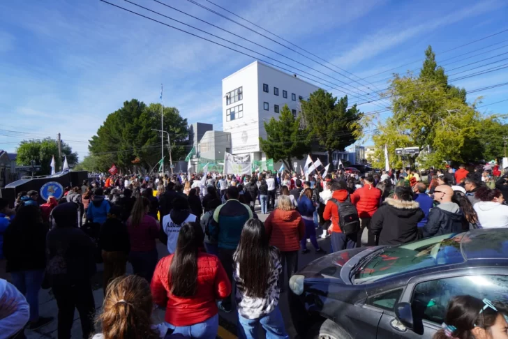 Bajo la consigna “Presentismo nunca más”, docentes marcharon en Río Gallegos