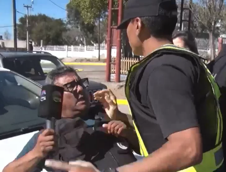 Un policía agredió a un periodista de Canal 2 en Caleta Olivia: “Estaba empecinado con nosotros”