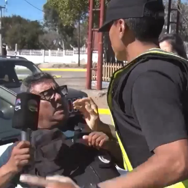 Un policía agredió a un periodista de Canal 2 en Caleta Olivia: “Estaba empecinado con nosotros”