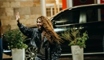 Shakira llegó a la Argentina y así fue recibida por un grupo de fanáticos