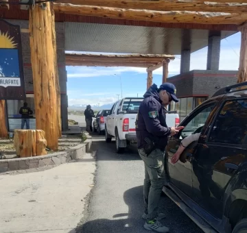 Un policía dijo que estaba limpiando su arma reglamentaria y se le escaparon dos tiros en Santa Cruz