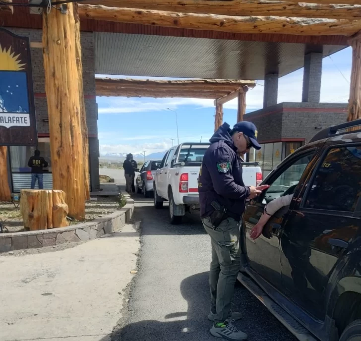 Un policía dijo que estaba limpiando su arma reglamentaria y se le escaparon dos tiros en Santa Cruz