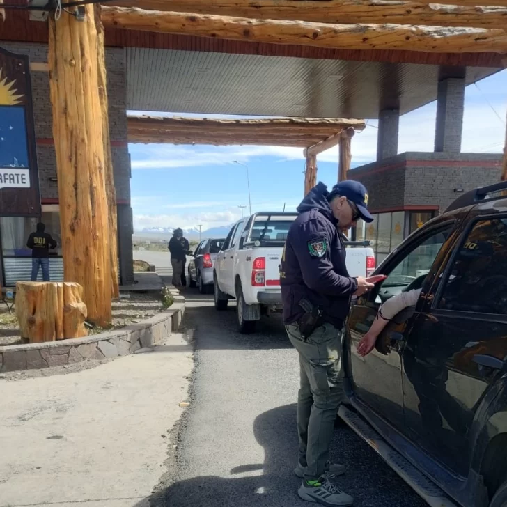 Un policía dijo que estaba limpiando su arma reglamentaria y se le escaparon dos tiros en Santa Cruz