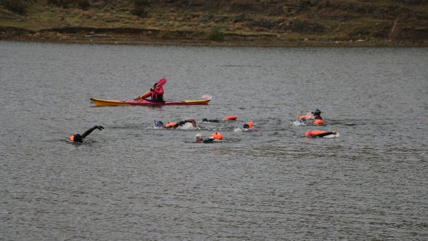 Travesía binacional de aguas abiertas frías en Río Turbio