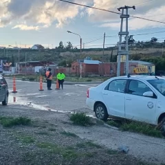 Una mujer hospitalizada tras un choque entre dos autos y reclamo de los vecinos “no respetan nada”