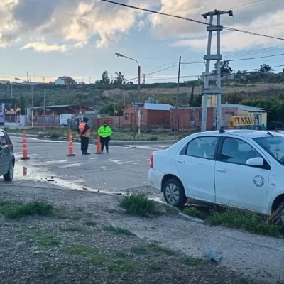 Una mujer hospitalizada tras un choque entre dos autos y reclamo de los vecinos “no respetan nada”