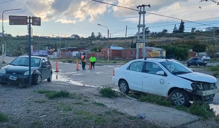 Una mujer hospitalizada tras un choque entre dos autos y reclamo de los vecinos “no respetan nada”