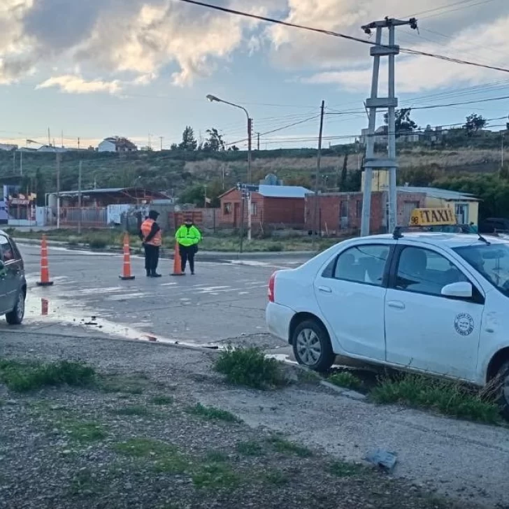 Una mujer hospitalizada tras un choque entre dos autos y reclamo de los vecinos “no respetan nada”