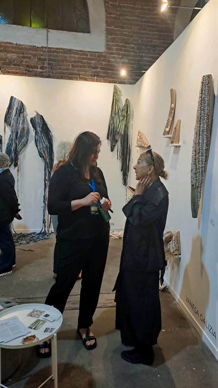  Alejandra Martin con Toia Ibáñez, directora de Laguanacazul Galería.