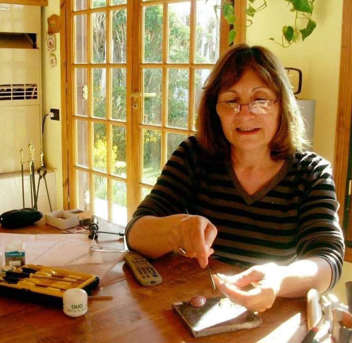 “Chela” Sandoval, la artesana de Gobernador Gregores que hizo la cruz que Alicia Kirchner le regaló al Papa: “Fue un honor enorme”