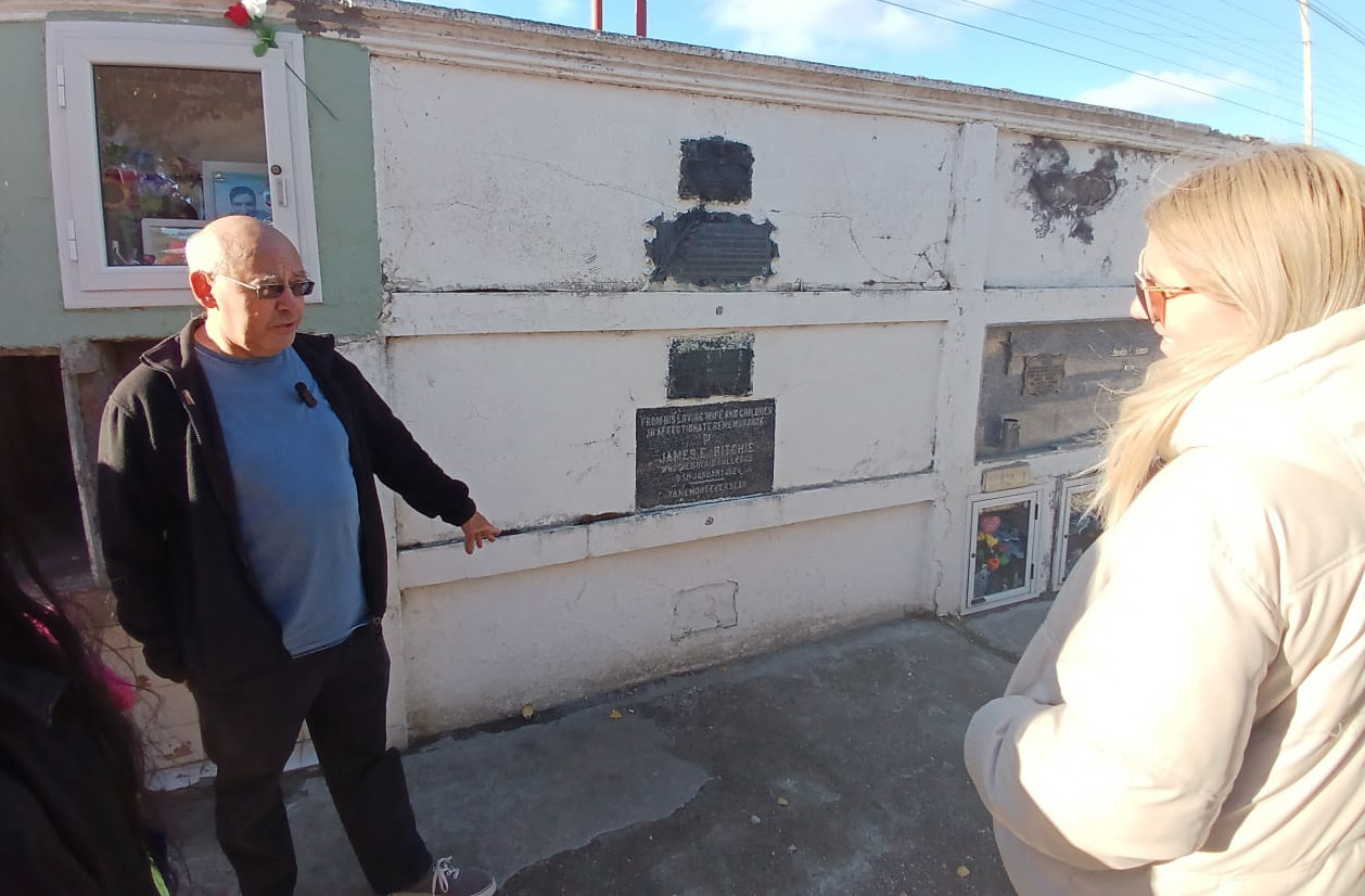  Luis Ibarra Philemon señala el sepulcro del jefe de Policía, Diego Ritchie. Foto: Belén Manquepi Gómez/La Opinión Austral
