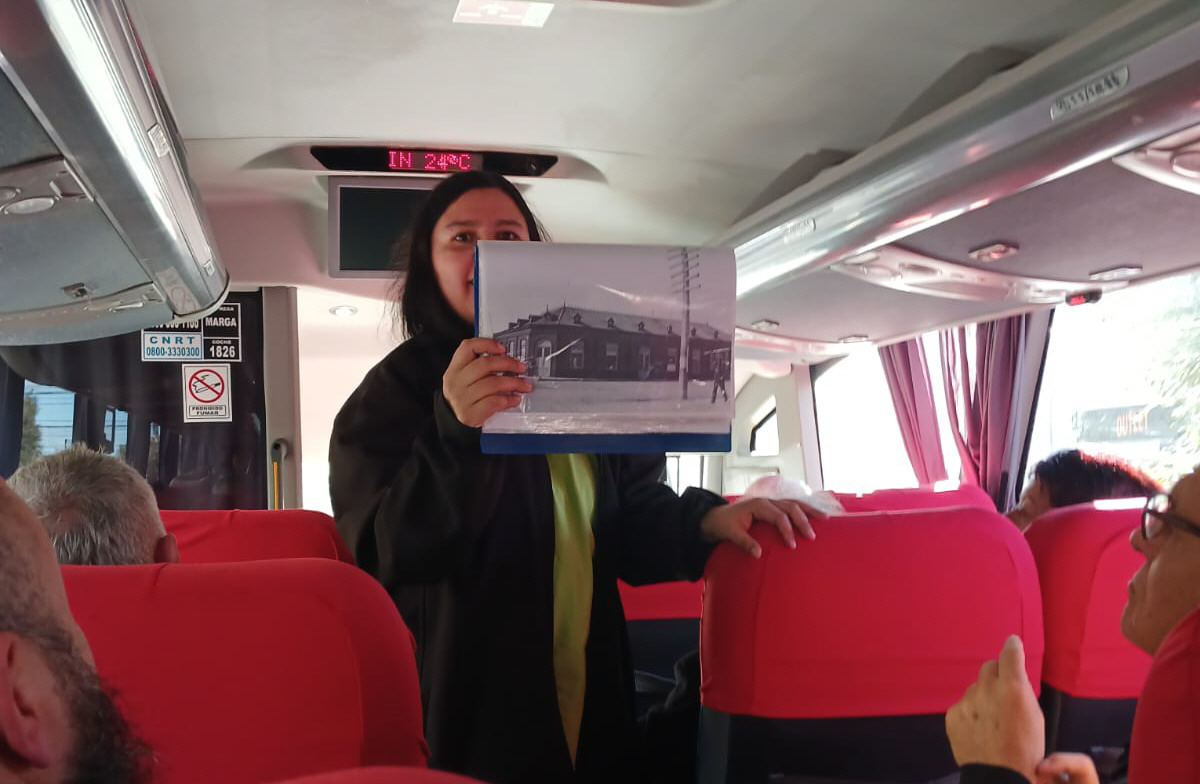 Silvia Saldivia Melipil muestra una imagen de La Anónima de Foto Roil. Foto: Belén Manquepi Gómez/La Opinión Austral