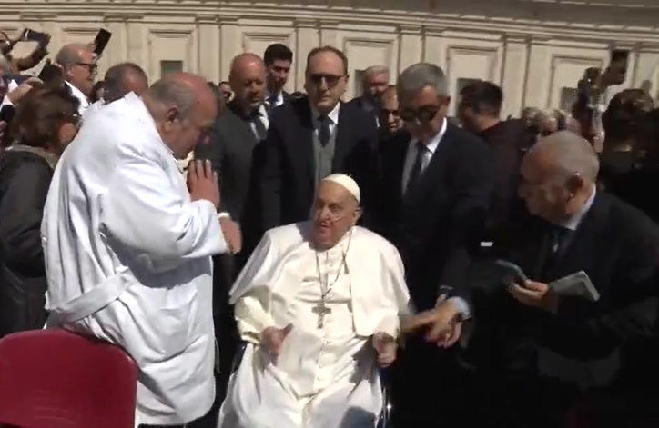 El Papa reapareció por sorpresa ante los fieles en la Plaza San Pedro