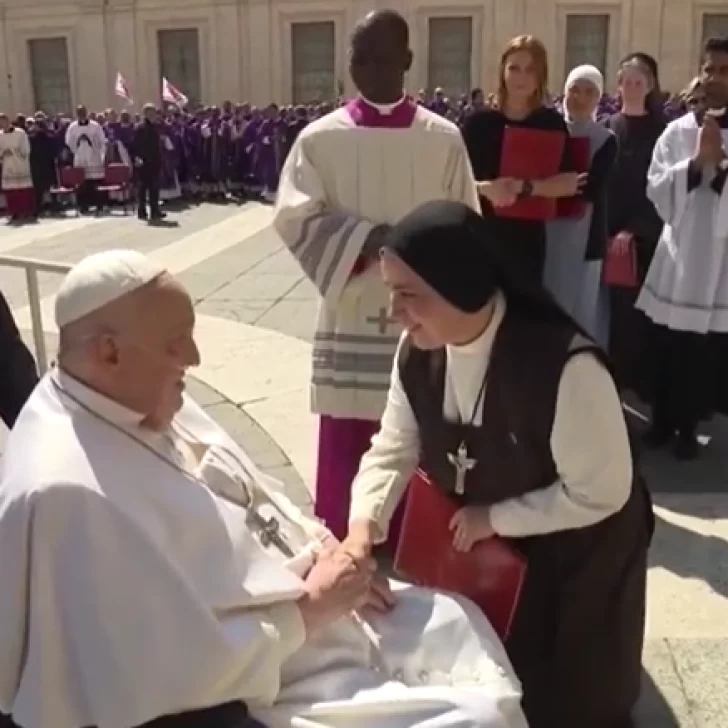 El Papa reapareció por sorpresa ante los fieles en la Plaza San Pedro