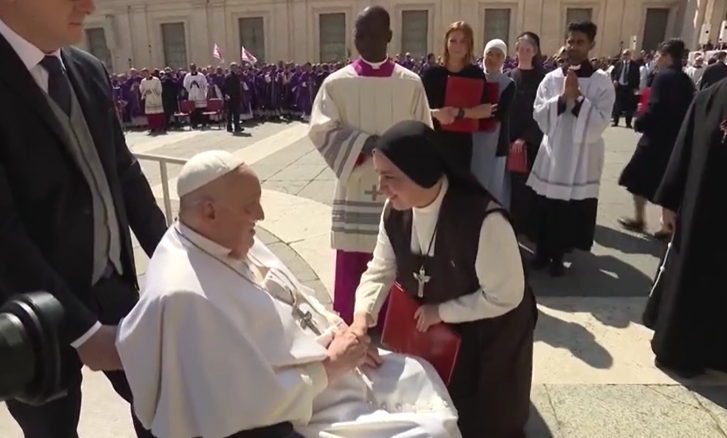 El Papa reapareció por sorpresa ante los fieles en la Plaza San Pedro