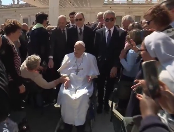 El Papa reapareció por sorpresa ante los fieles en la Plaza San Pedro