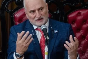 Polémica en Chubut por el juez que ordenó cubrir cirugía de cambio de sexo: “La discusión es si debe hacerse con la plata del Estado”