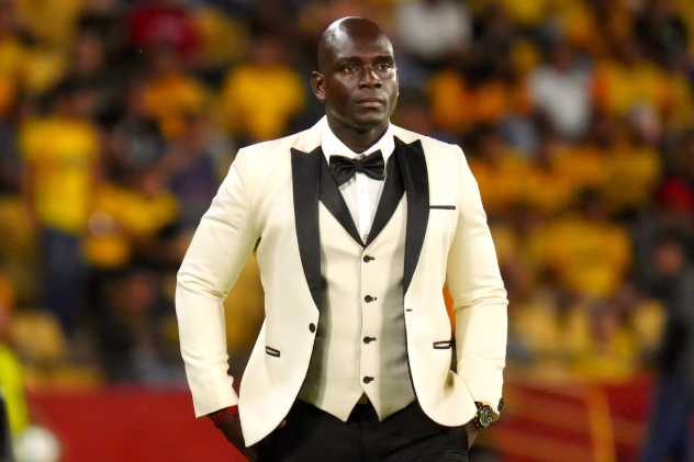 ¿Quién es Sir Castle? El DT de Barcelona SC que sorprendió con un smoking rosa frente a River en la Copa Libertadores
