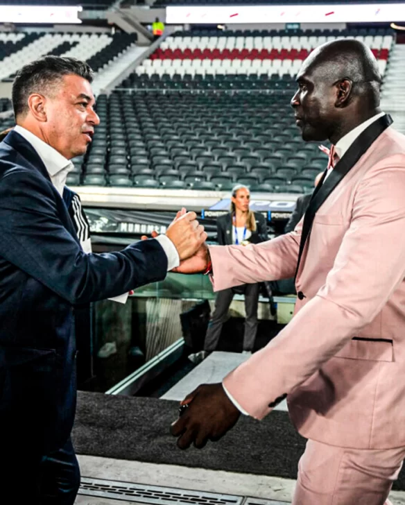 ¿Quién es Sir Castle? El DT de Barcelona SC que sorprendió con un smoking rosa frente a River en la Copa Libertadores