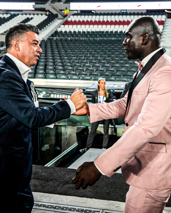 ¿Quién es Sir Castle? El DT de Barcelona SC que sorprendió con un smoking rosa frente a River en la Copa Libertadores