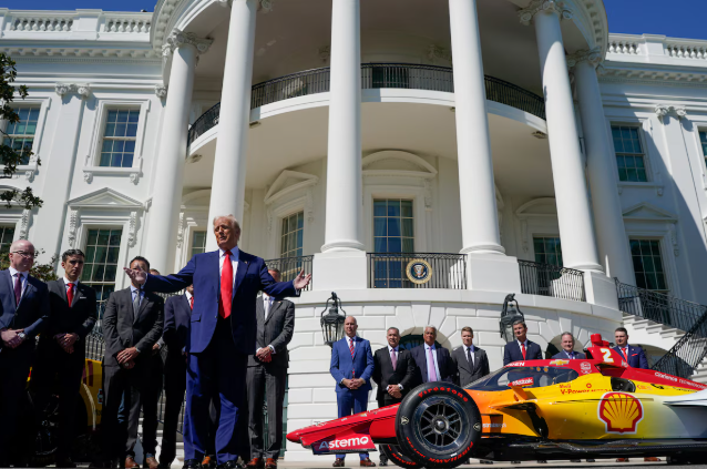  Trump hizo estas declaraciones durante un acto con los campeones de carreras de la NASCAR Cup Series, la NTT IndyCar Series y el IMSA WeatherTech SportsCar Championship en la Casa Blanca este miércoles 9 de abril de 2025 REUTERS/Nathan Howard)
