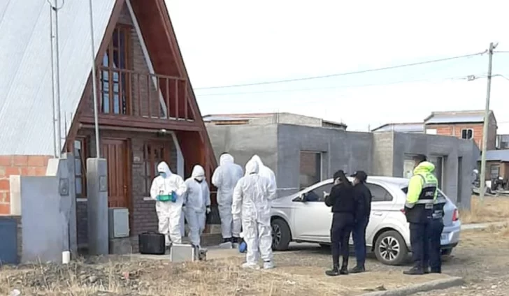  Policías haciendo pericias en la casa donde ocurrió el horror. (FOTO: LA OPINIÓN AUSTRAL)