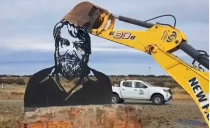 Momento en el que la retroexcavadora destruye el monumento a Bayer.
