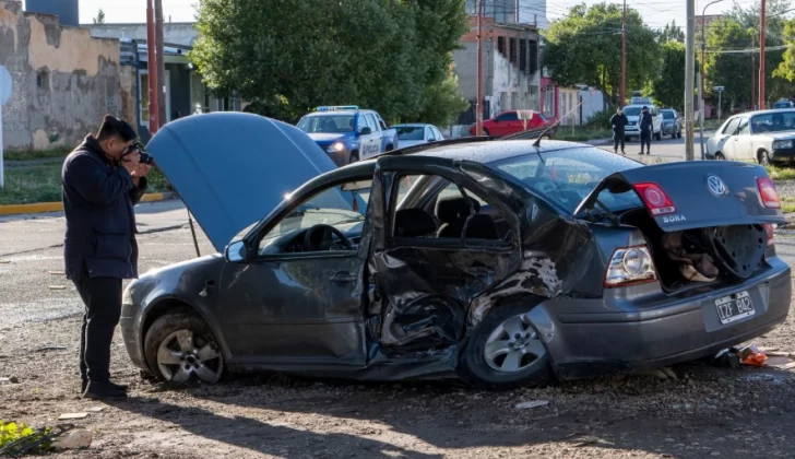  El estado en el que quedó el auto en el que iba Soledad Maidana. (FOTO: LEANDRO FRANCO/LA OPINIÓN AUSTRAL)