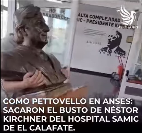  Momento del retiro del busto de Néstor Kirchner del hall del Hospital SAMIC.