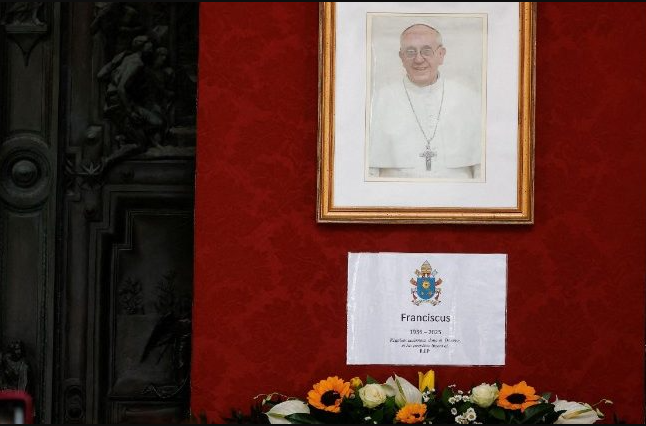 El testamento espiritual del Papa Francisco: “La tumba debe estar en la tierra, sencilla y con una única inscripción” El testamento espiritual del Papa Francisco: “La tumba debe estar en la tierra, sencilla y con una única inscripción”