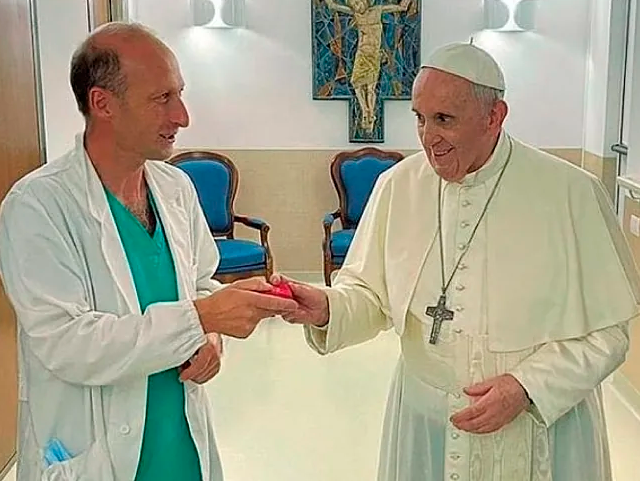 Los últimos minutos del Papa Francisco, según su médico personal: “Tenía los ojos abiertos pero no me contestó” Los últimos minutos del Papa Francisco, según su médico personal: “Tenía los ojos abiertos pero no me contestó”