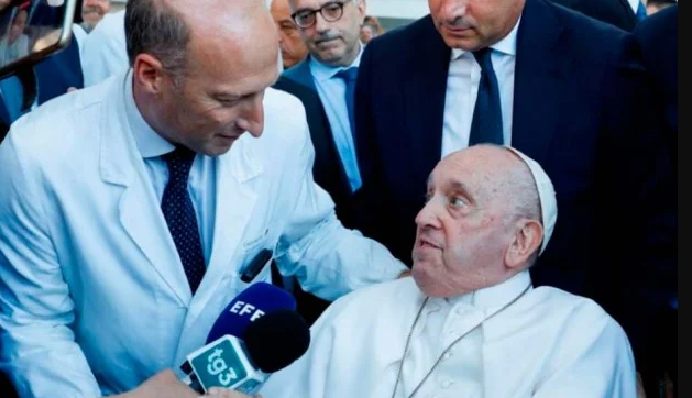 Los últimos minutos del Papa Francisco, según su médico personal: “Tenía los ojos abiertos pero no me contestó”