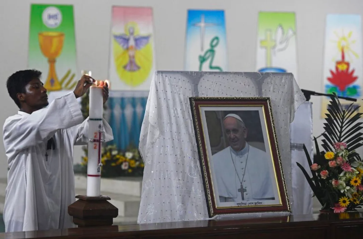 El emotivo gesto de Bangladesh tras la muerte del papa Francisco El emotivo gesto de Bangladesh tras la muerte del papa Francisco