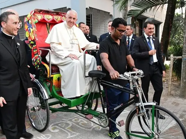 Cuando el Papa los visitó, en 2017, reemplazó el vehículo oficial por un rickshaw, el clásico triciclo usado en las calles bengalíes. Cuando el Papa los visitó, en 2017, reemplazó el vehículo oficial por un rickshaw, el clásico triciclo usado en las calles bengalíes.