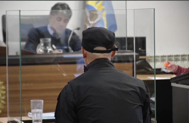  De espaldas, el policía de la DDI que hizo el análisis de las cámaras de seguridad. (FOTO: LEANDRO FRANCO/LA OPINIÓN AUSTRAL)
