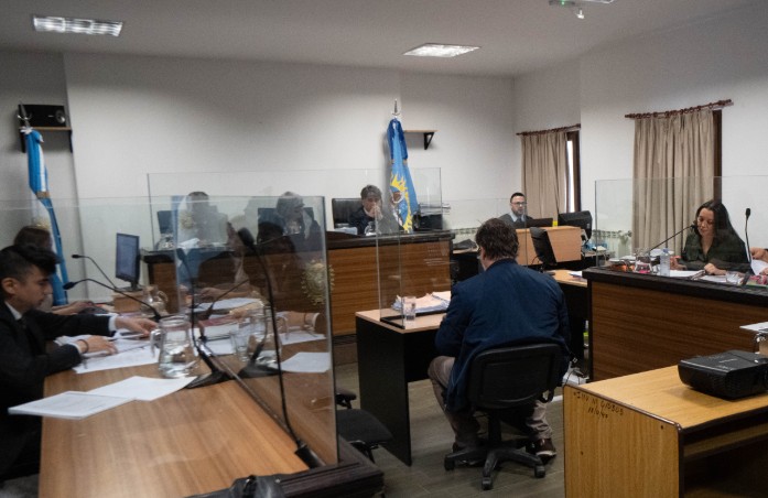  Fernando Rocha en silencio durante la intervención de Damián Ricardo. (FOTO: LEANDRO FRANCO/LA OPINIÓN AUSTRAL)