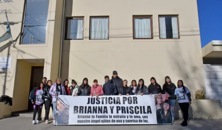  Los seres queridos de Brianna afuera de la Cámara Oral. (FOTO: JOSÉ SILVA/LA OPINIÓN AUSTRAL)