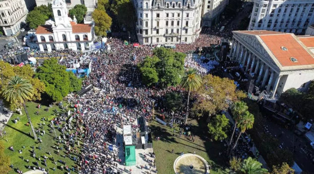 Marcha en honor a Francisco en Plaza de Mayo