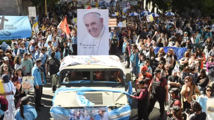 Marcha en honor a Francisco en Plaza de Mayo