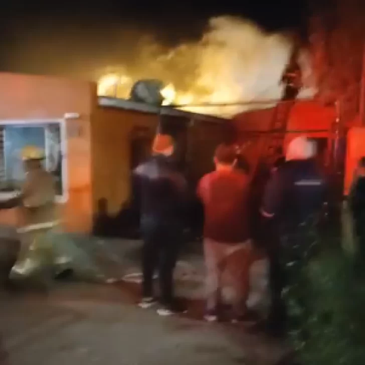 Urgente: Voraz incendio consumió una casa y bomberos trabajan para sofocar el fuego