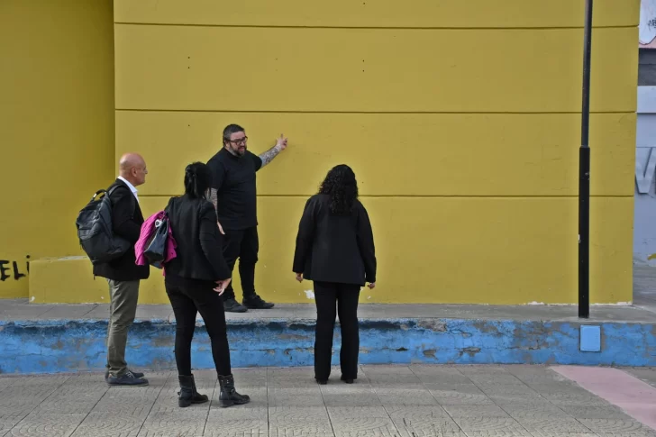  Autoridades provinciales en el lugar donde se emplazaría el monumento.