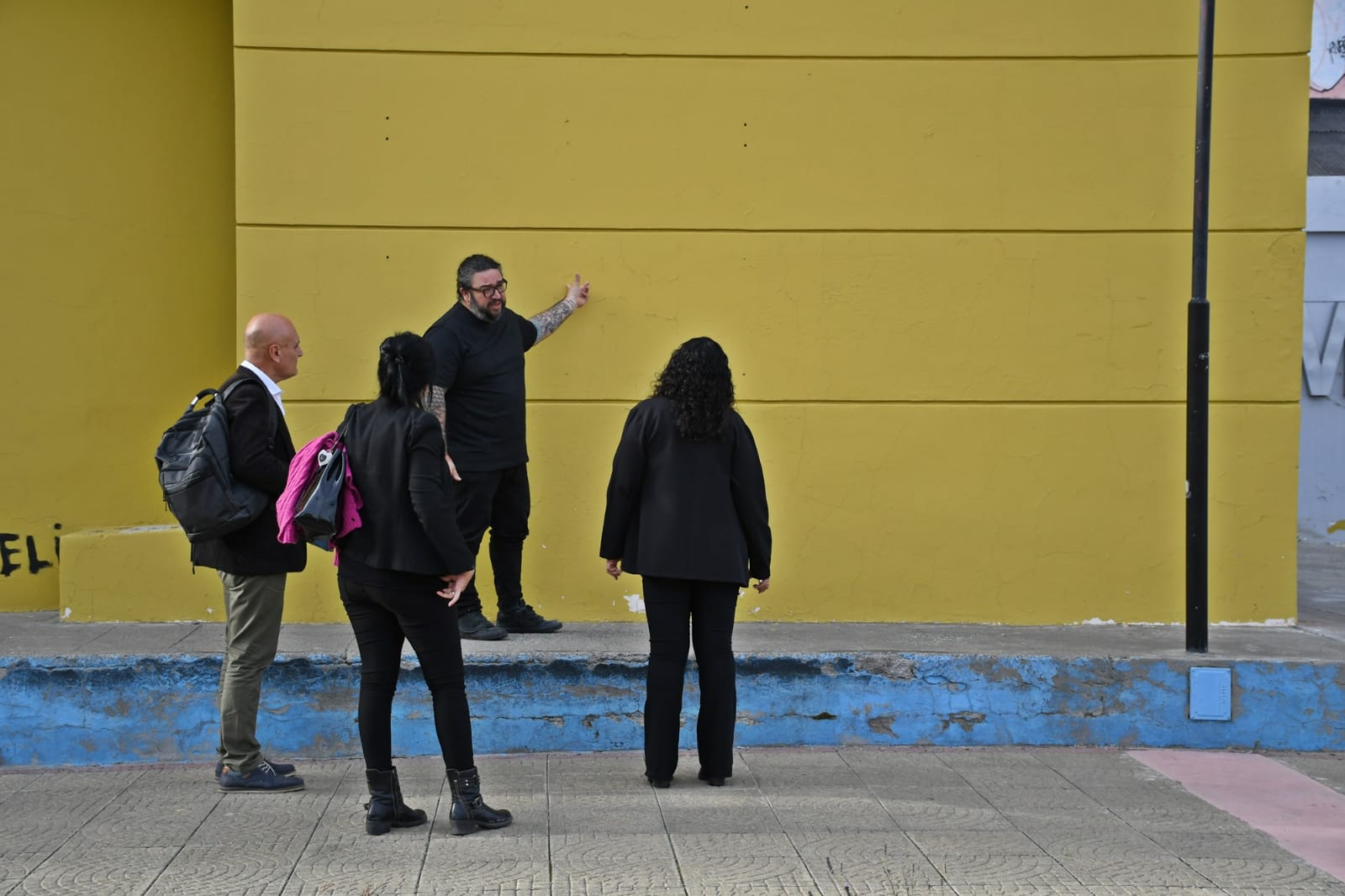  Autoridades provinciales en el lugar donde se emplazaría el monumento.