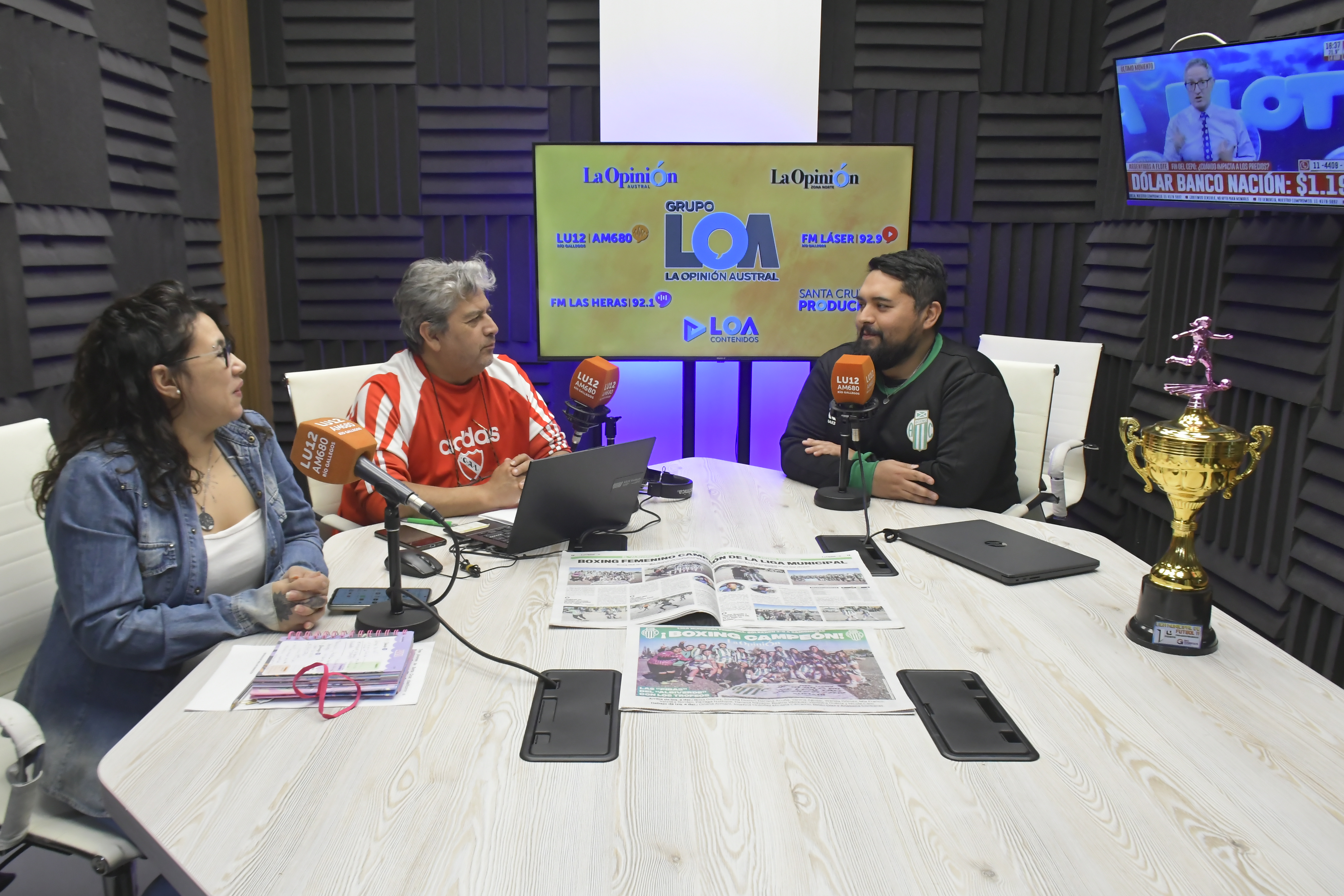  Carolina y Carlos, locutores de LU12, junto a Ezequiel Gallegos, DT del Albiverde, en el estudio de la Decana de la Patagonia.