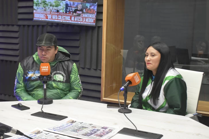  Mauricio Cárdenas (DT) y Rosa Sánchez (capitana), en LU12.