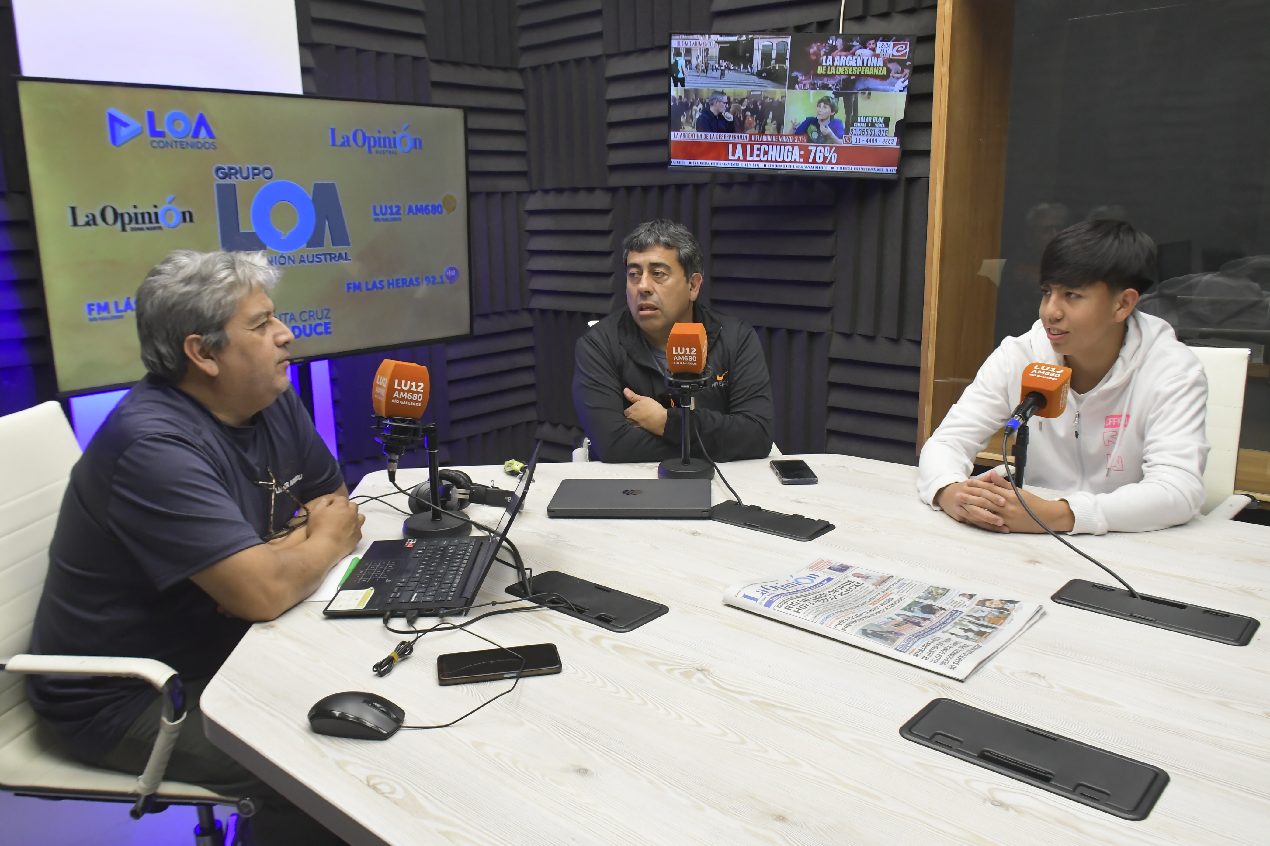  Carlos Saldivia en LU12 junto a José Chacón y su hijo, Thiago.