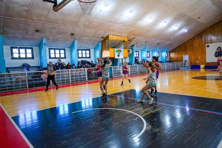 Argentino del Sur de Calafate visitó Río Turbio con básquetbol