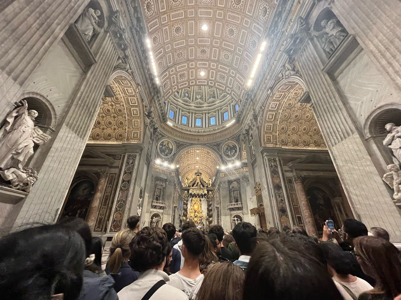  La espera del primer día en el interior de la Basílica de San Pedro. Foto: gentileza Olivia de la Vega
