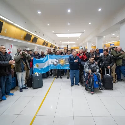 Emocionante bienvenida a los veteranos de guerra de Malvinas Emocionante bienvenida a los veteranos de guerra de Malvinas